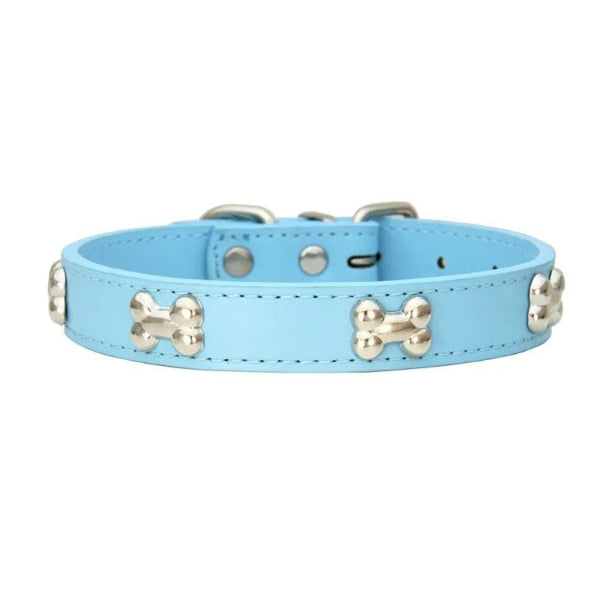 Collier cuir chien bleu ciel avec os métal, robuste et élégant.
