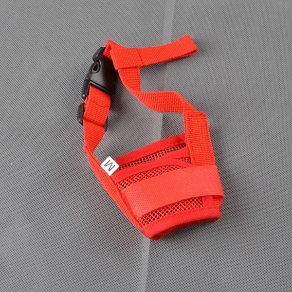 muselière pour chien rouge tendance, élastique et légère, design chic, confort sécurité.