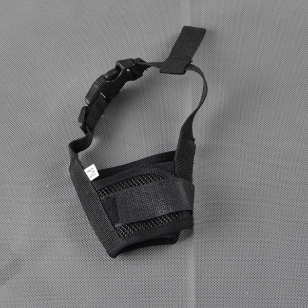 muselière pour chien noire ajustée, maille respirante, confort sécurité.