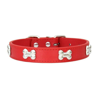 Collier cuir chien rouge avec os métal, robuste et ajustable.