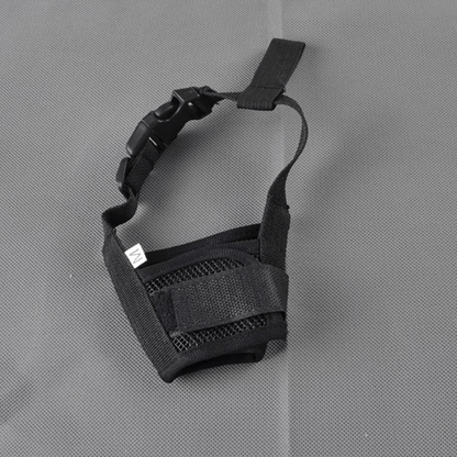 muselière pour chien noire ajustée, maille respirante, confort sécurité.
